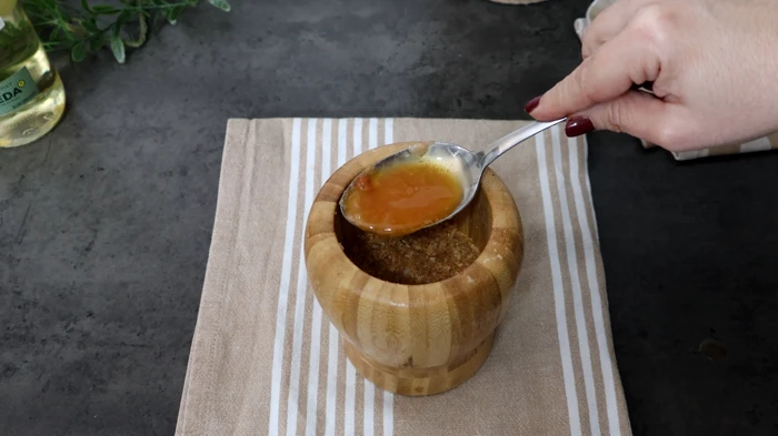 Majado de ajo y almendra al mortero para salsa de pollo tradicional