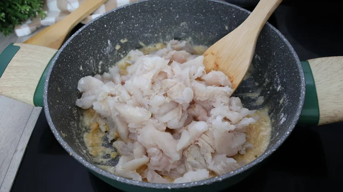 Merluza troceada añadida al roux para croquetas caseras