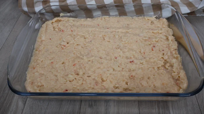 Masa de croquetas extendida en fuente antes de enfriar