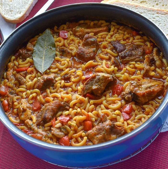 Guiso tradicional de fideos a la cazuela con carne
