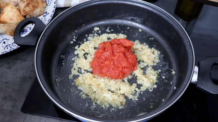 Sofrito de cebolla y tomate en cazuela