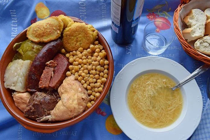 Cocido casero completo con sopa y rellenos tradicionales