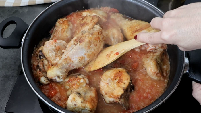 Desglasando con vino blanco en ell guiso de pollo