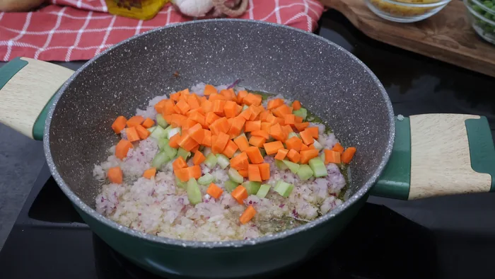 Sofrito italiano de cebolla, apio y zanahoria en dados para minestrone