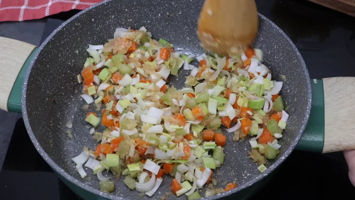 Ajo y puerro añadidos al sofrito del minestrone