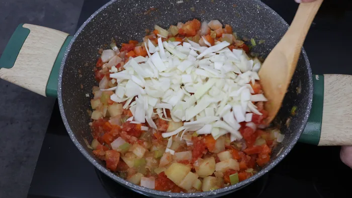 Hojas de repollo en tiras añadidas a la preparación de minestrone