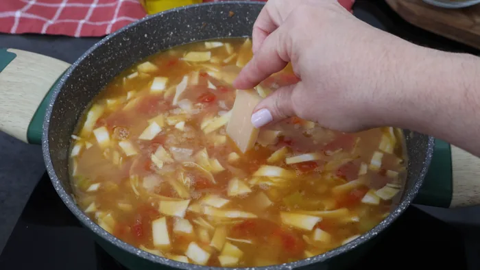 Corteza de parmesano natural añadida al caldo de minestrone para dar sabor