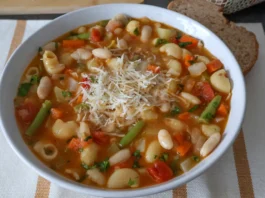 Plato de sopaminestrone tradicional con verduras variadas