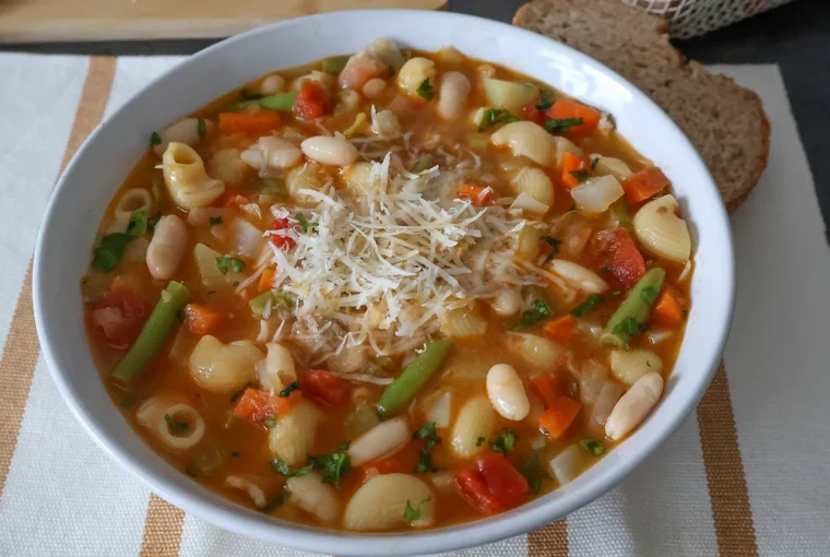 Plato de sopaminestrone tradicional con verduras variadas