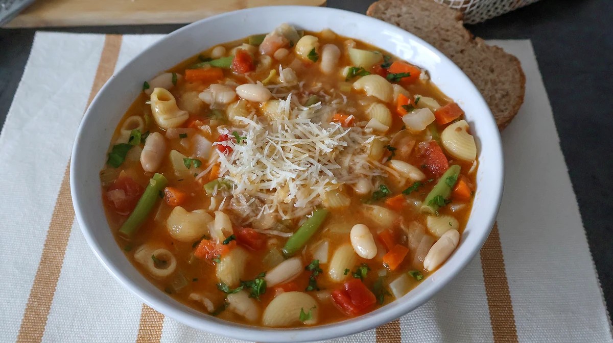 Plato de sopaminestrone tradicional con verduras variadas