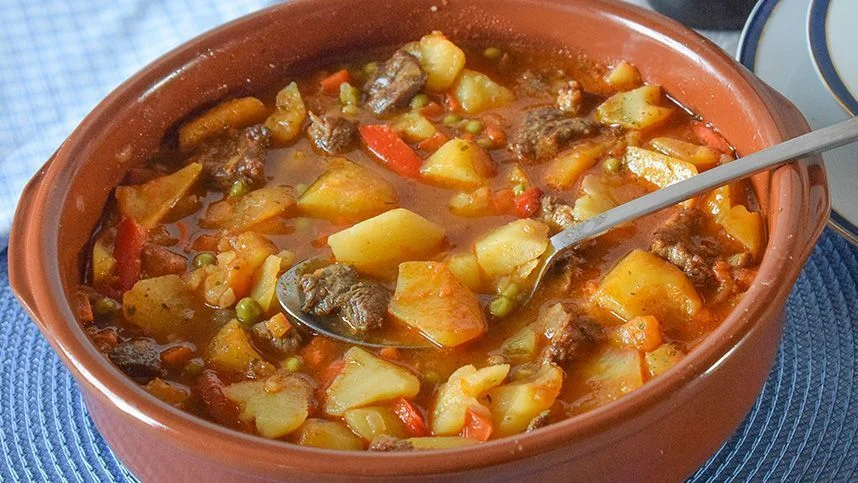 Guiso tradicional de patatas con carne y verduras
