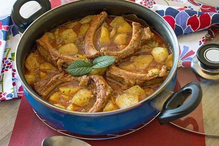 Guiso tradicional de patatas con costillas de cerdo