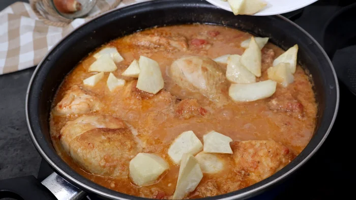 Patatas ifritas ligeramente añadidas al guiso de pollo