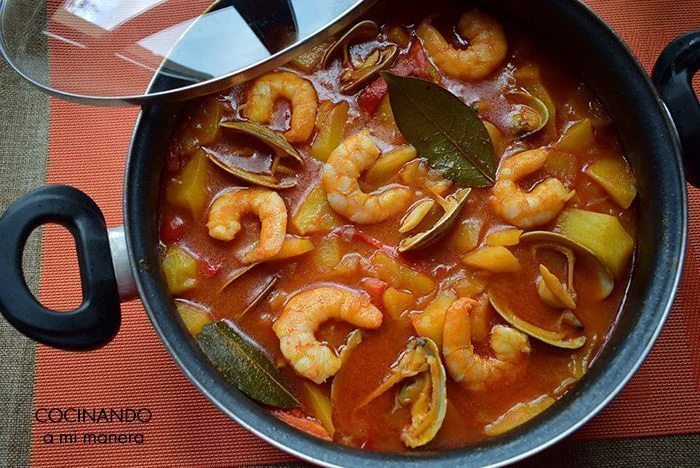 Guiso marinero de patatas con langostinos y almejas