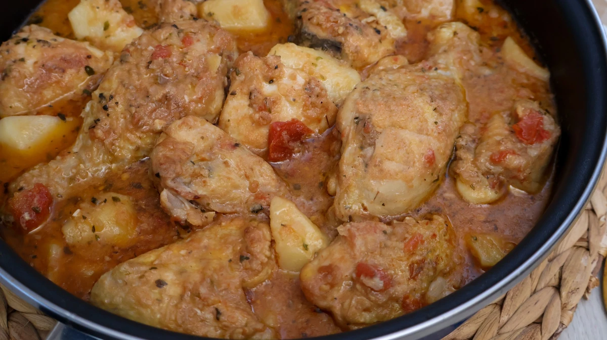 Pollo en salsa de almendras terminado en cazuela