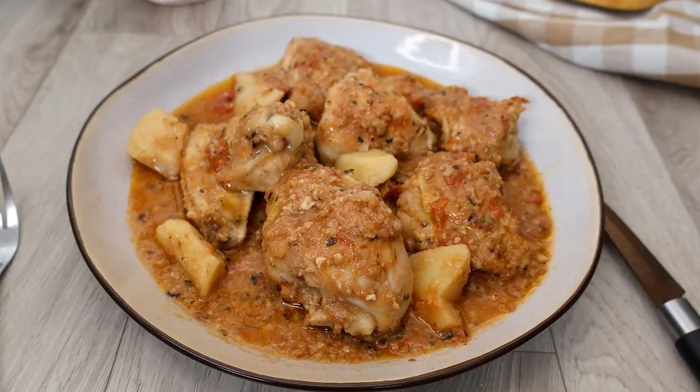 Plato individual de pollo guisado con salsa 
