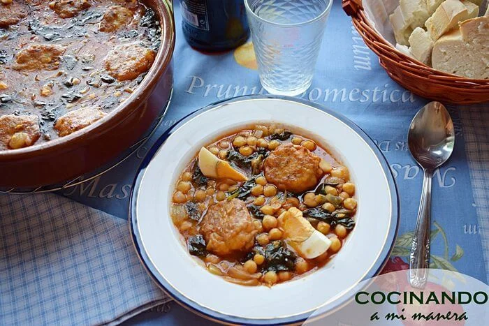 Guiso tradicional de garbanzos con albóndigas y huevo duro