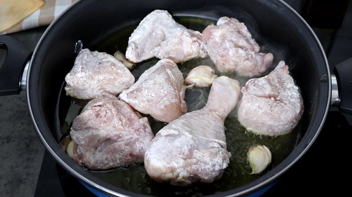 Dorando el pollo enharinado con ajos