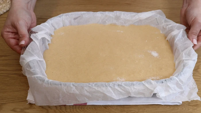 Masa de sobada riojana en molde con azúcar para la costra