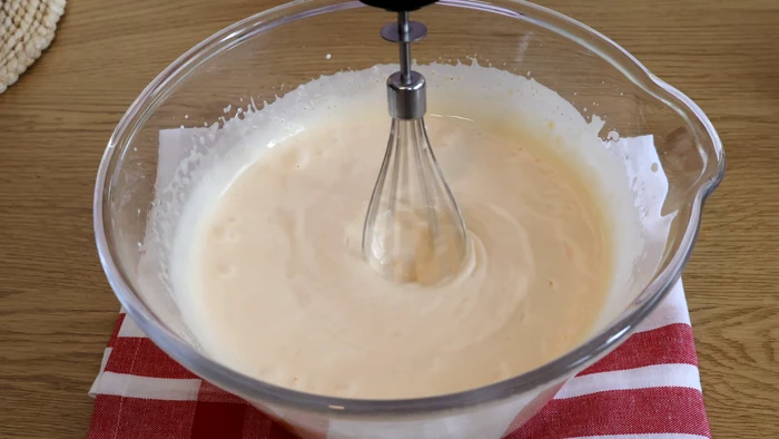 Crema esponjosa de huevos y azúcar tras batido largo para sobada riojana