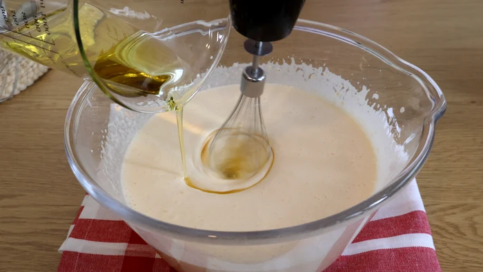 Añadiendo aceite en hilo para emulsionar la masa de sobada riojana