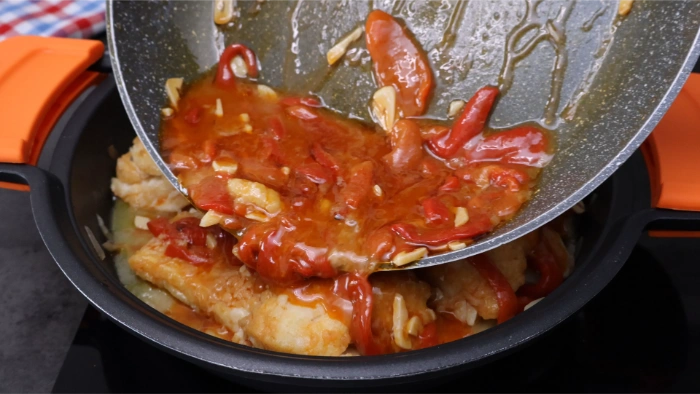 Tiras de pimiento rojo asado incorporadas a la ajada con caldo de pescado, salsa característica del bacalao a la tranca de Zamora