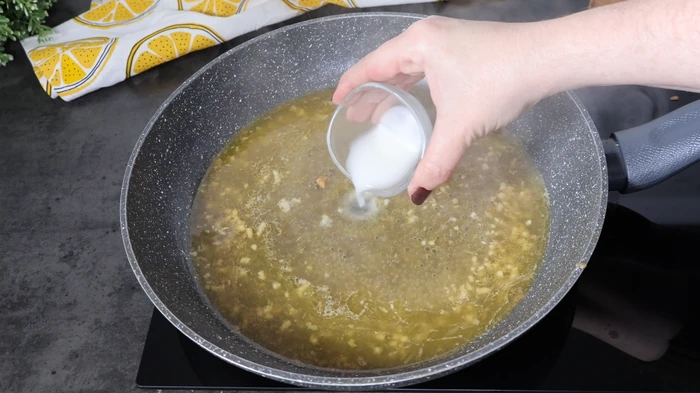 Cómo espesar salsa de limón para salmón: maizena disuelta en agua fría