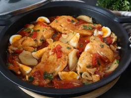 Cazuela con bacalao a la tranca terminado: lomos de bacalao en ajada roja con pimientos, patatas guisadas y huevo duro, receta tradicional