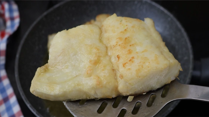 Lomo de bacalao enharinado y marcado, paso previo a la elaboración del bacalao a la tranca