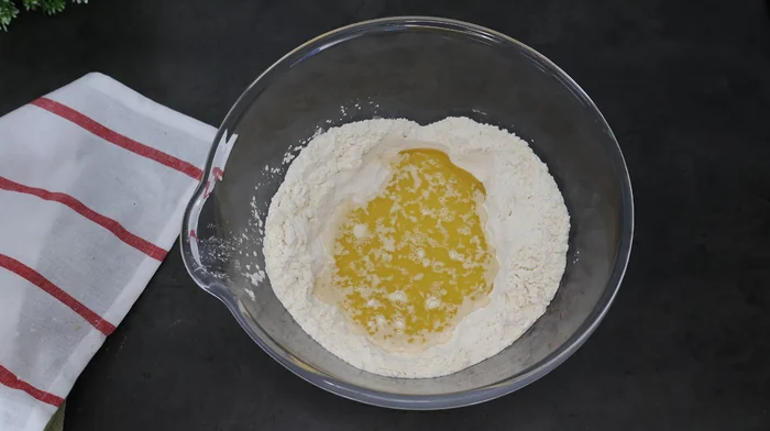 Ingredientes para la masa de pizza en un cuenco, listos para mezclar