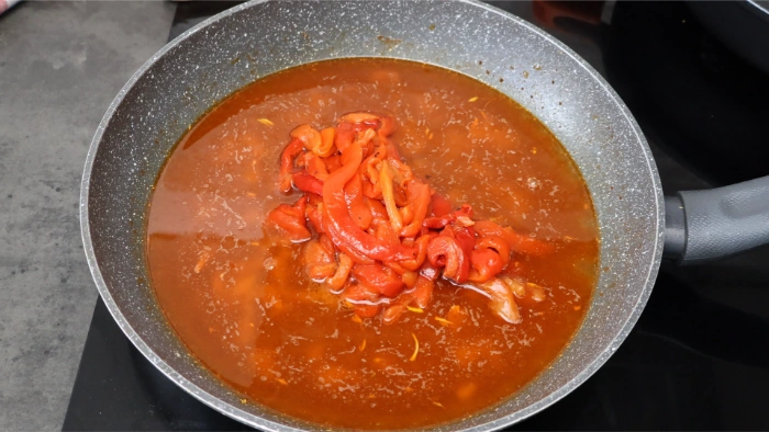 Tiras de pimiento rojo asado incorporadas a la ajada con caldo de pescado, salsa característica del bacalao a la tranca de Zamora