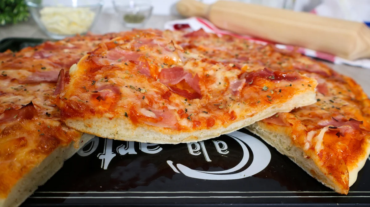 Porción de pizza casera cortada lista para servir