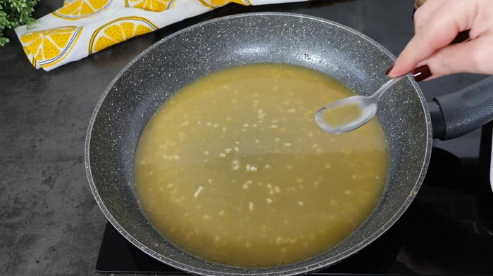 Probar y ajustar la salsa de limón del salmón en sartén