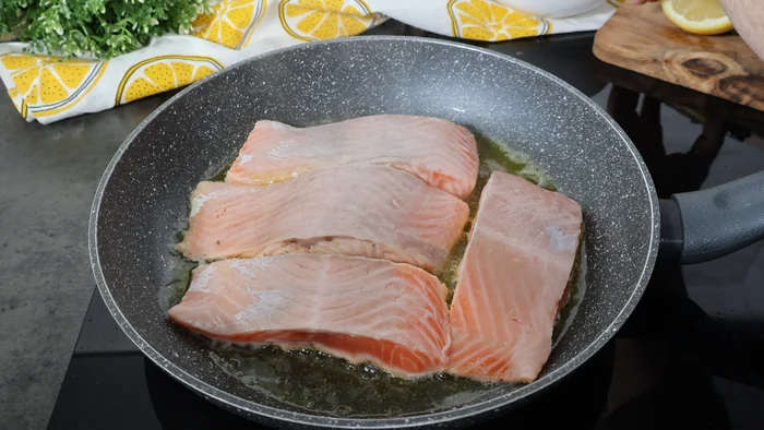 Marcando el salmón en sartén con aceite y mantequilla
