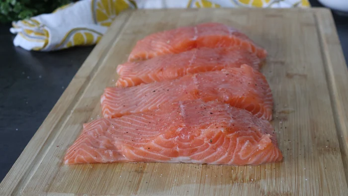 Lomitos de salmón listos para cocinar salmón en salsa de limón