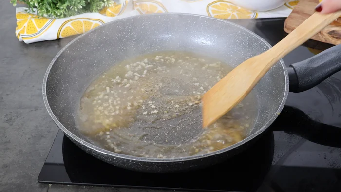 Removiendo la sartén para integrar jugos y empezar la salsa del salmón al limón