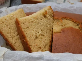Rebanadas de bizcocho esponjoso de aceite y leche recién cortado en el molde