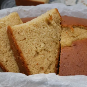 Rebanadas de bizcocho esponjoso de aceite y leche recién cortado en el molde