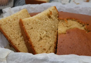 Rebanadas de bizcocho esponjoso de aceite y leche recién cortado en el molde