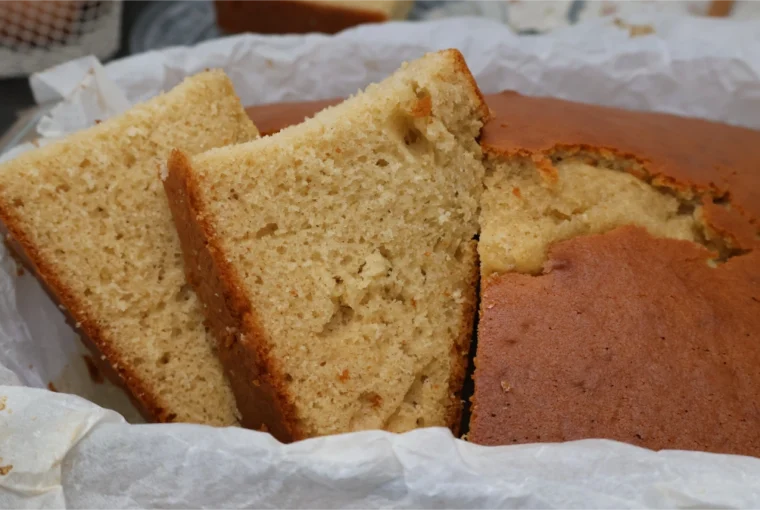 Rebanadas de bizcocho esponjoso de aceite y leche recién cortado en el molde