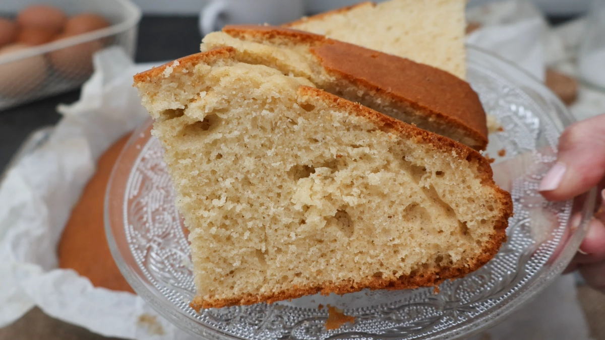 Bizcocho casero de aceite cortado mostrando la miga esponjosa y tierna
