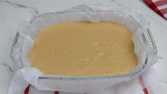 Masa de bizcocho casero de aceite en molde rectangular forrado con papel de horno