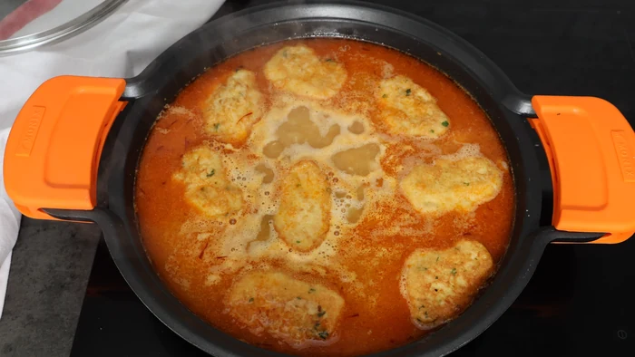 Rellenos de bacalao cociéndose en el caldo del potaje de garbanzos con azafrán y pimentón