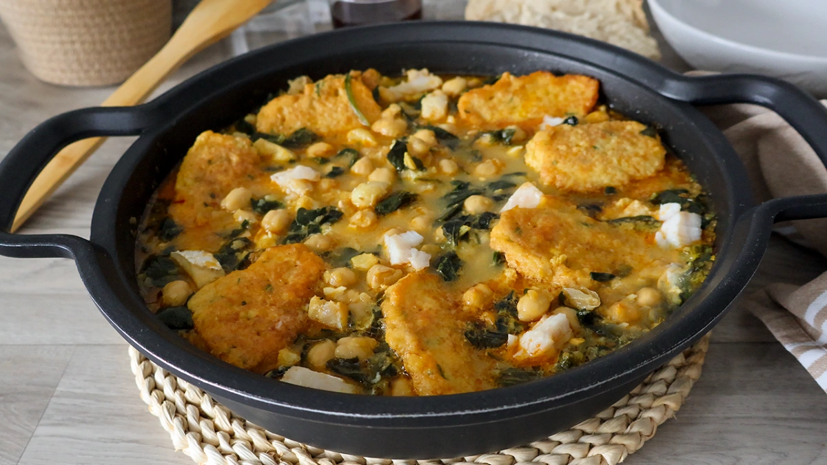 Potaje de vigilia de garbanzos con espinacas, bacalao y rellenos caseros en cazuela