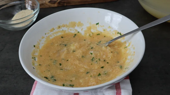 Masa de los rellenos de bacalao con huevo perejil y pan rallado en un bol lista para freír