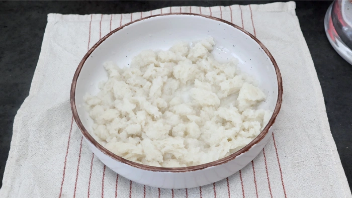 
Bol blanco con miga de pan candeal desmigada y remojada en agua fría, base del aliño del cojondongo extremeño