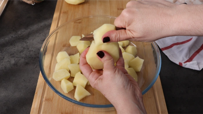 Cómo chascar las patatas para un guiso 