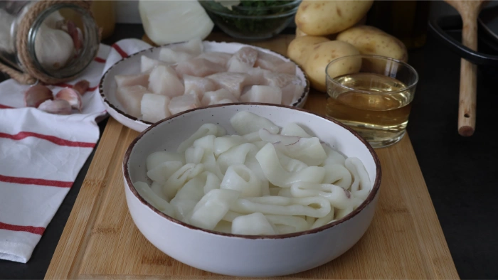 Ingredientes del guiso de patatas con merluza y calamares en salsa verde
