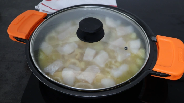 Cazuela tapada con merluza, calamares y patatas