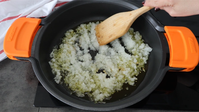 Sofrito de ajo y cebolla para el guiso de patatas con merluza y calamares